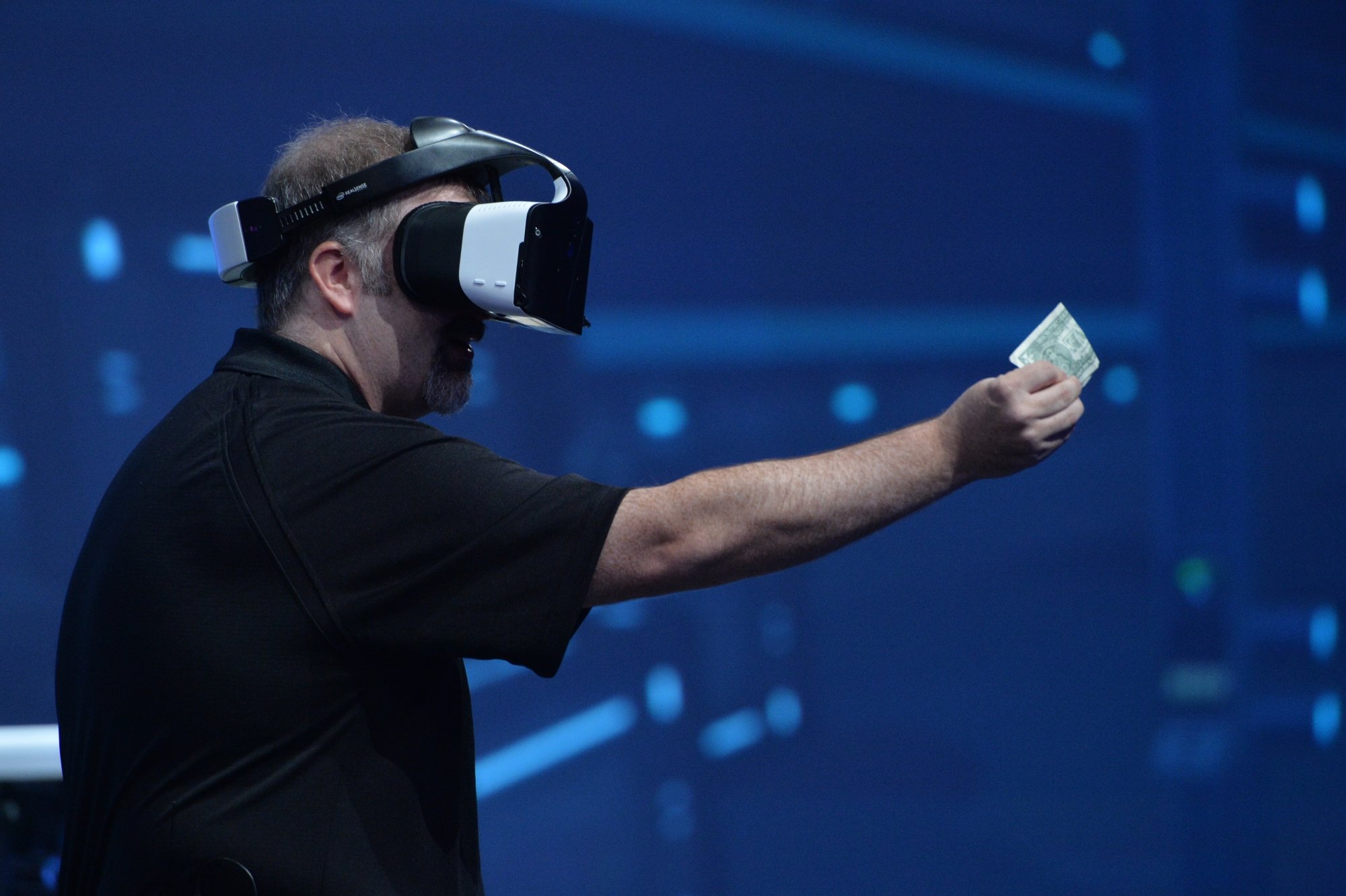 Intel анонсировал универсальный VR шлем