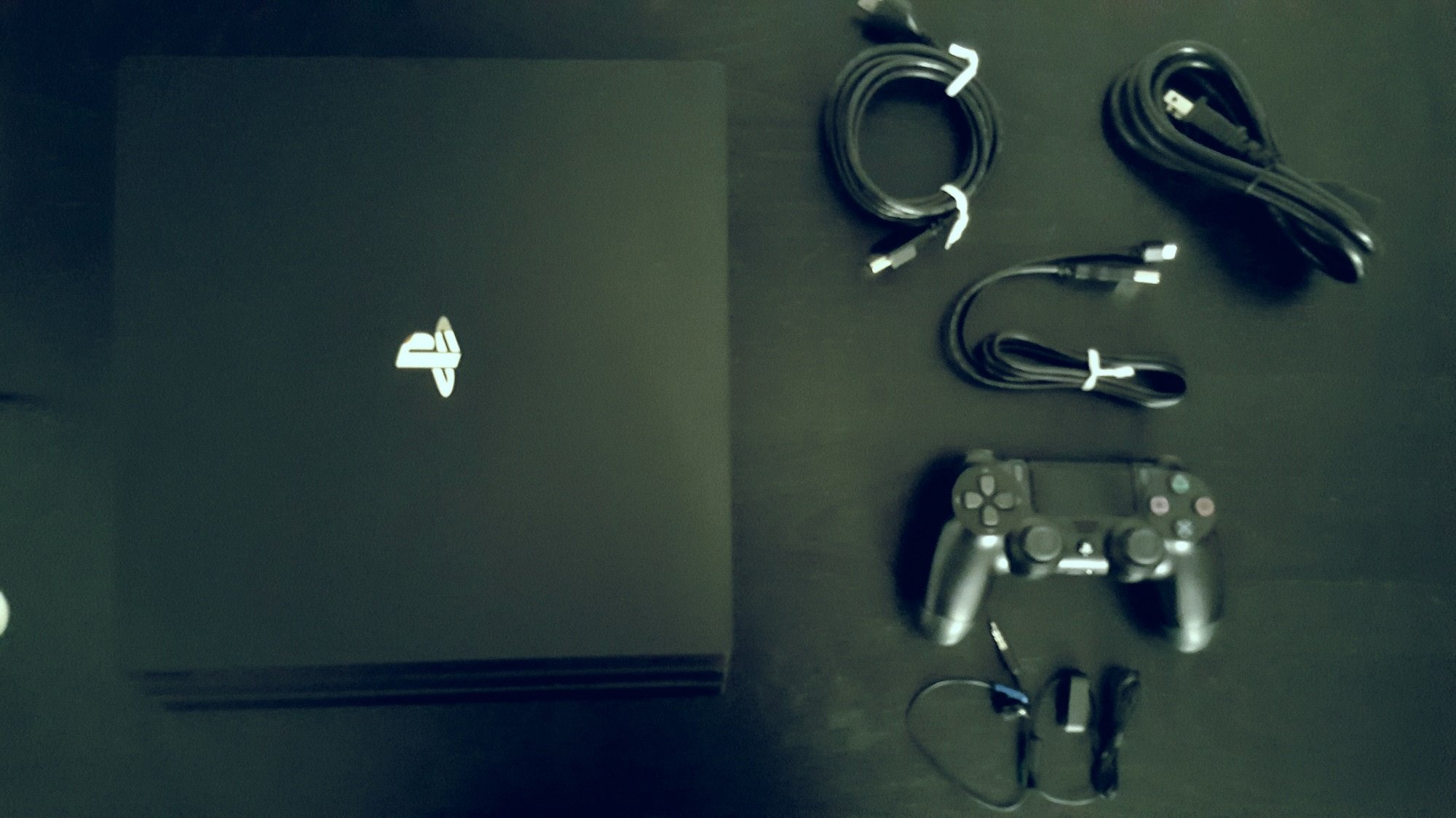 Анбоксинг PlayStation 4 Pro: новая консоль Sony и контроллер DualShock 4