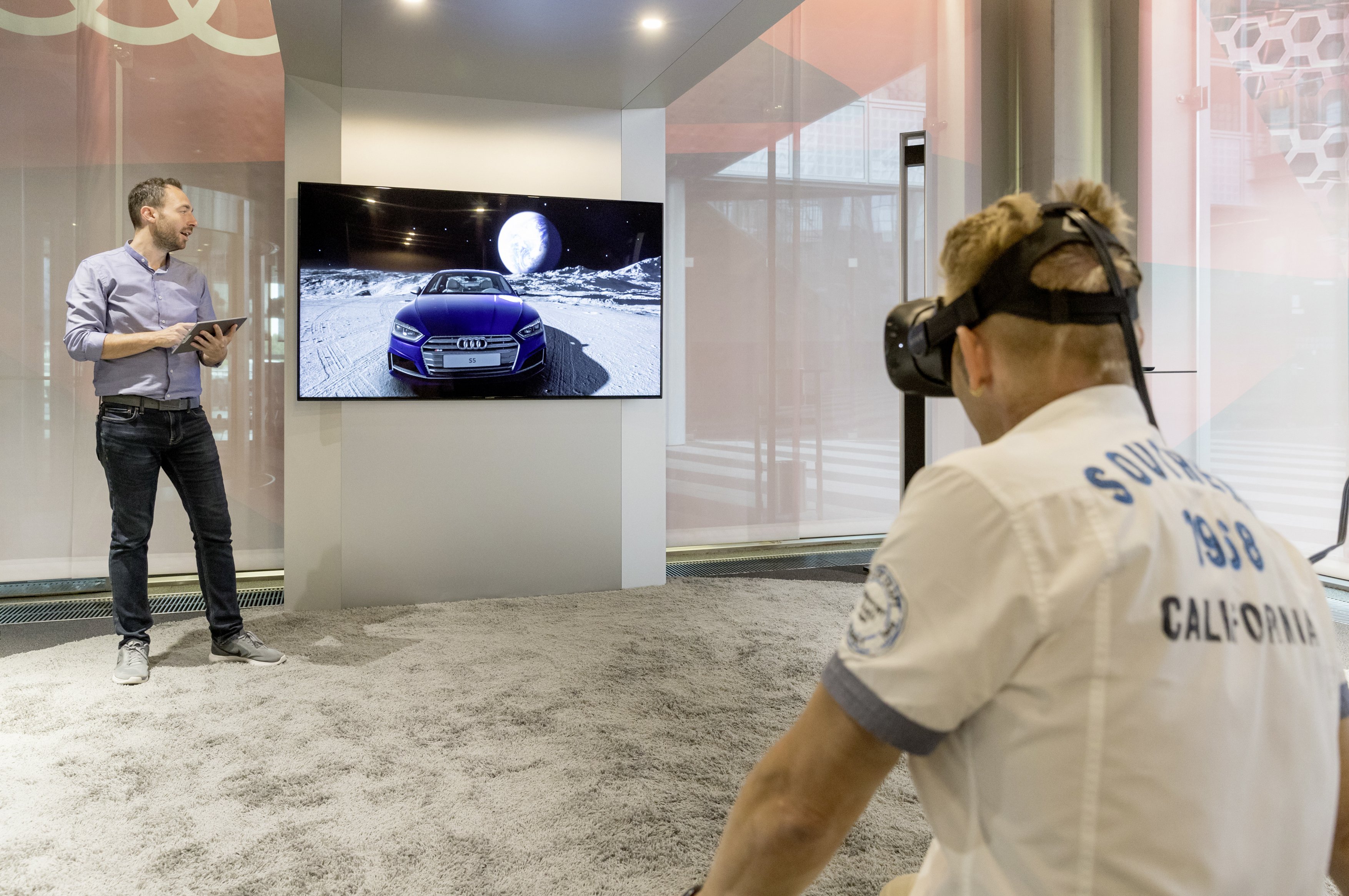 Скоро дилеры Audi будут продавать авто в виртуальной реальности