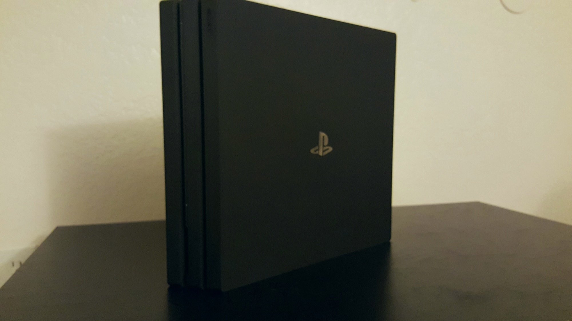 Анбоксинг PlayStation 4 Pro: новая консоль Sony и контроллер DualShock 4