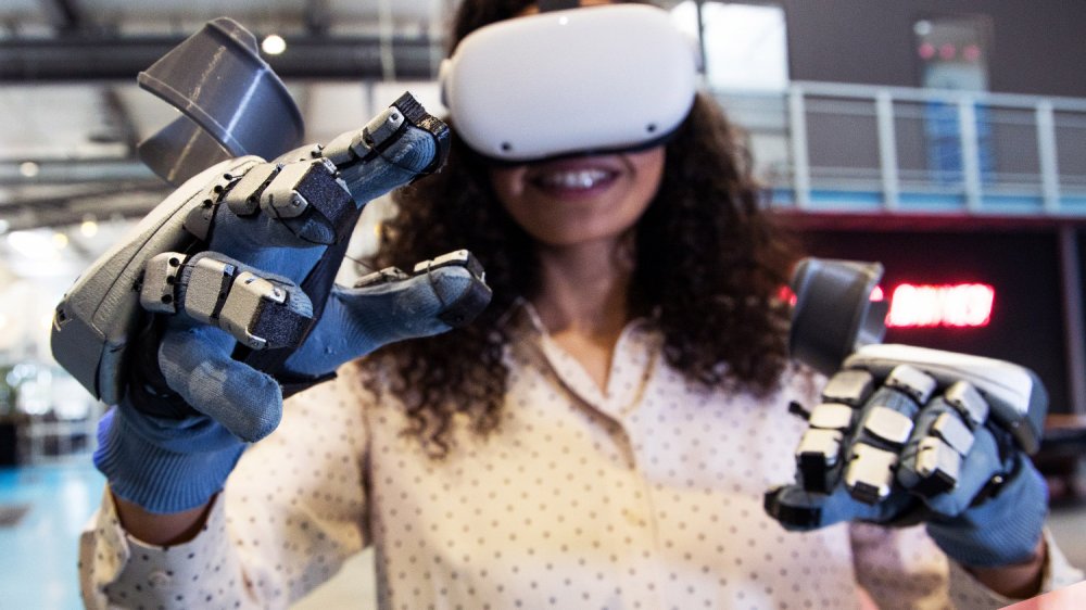 Тестирование тактильных VR-перчаток - SenseGlove Nova. Даже сам Танос, со своей перчаткой бесконечности в шоке! :)
